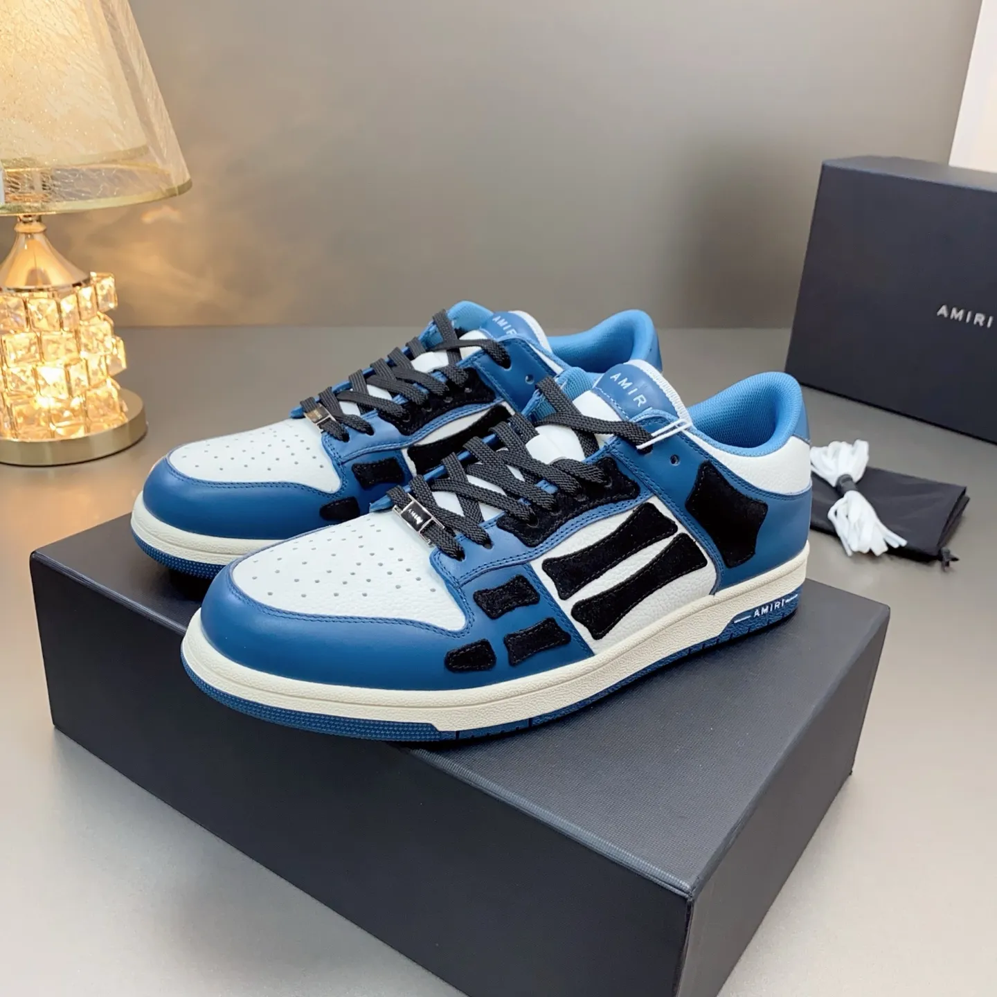 p580🐮🐮AMIRI Couple Style👑 The latest The Pacific Series Couple Style💀🦴Bone Stars Casual Sports Shoes Skateboard Shoes✔️ AMIRI's Pacific shoes are a sneaker that combines luxury and street style. Many celebrities and Internet celebrities have the same style. Its design and workmanship are very exquisite. Made of high-grade cow leather, soft to the touch and highly durable. 💎Fabrics: Original custom imported first-layer cowhide 💎Inner lining: Original customized breathable mesh 💎Foot: Original injection molded one-piece, comfortable, wear-resistant and not tiring for feet 💎Outsole: Original 1:1 molded three-color sole Original outsole 💎Sole thickness: 3CM 💎Size: Female 35-40 Male 39-46 💎Price; Top version 👑Special remarks Remark: (Female size 34 40 . Men's sizes 38 45 46 are customized and cannot be returned or exchanged. Please note when ordering! Thank you🤝🤝